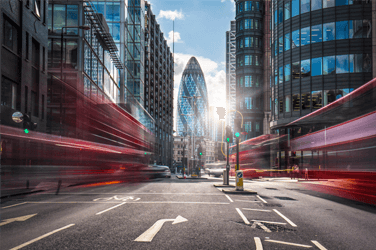 Faut-il investir en actions ou en trackers sur la Bourse de Londres ?